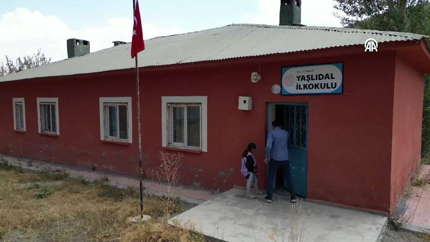 Bu okulda 3 yıldır tek bir öğrenci var. 9 yaşındaki Hasret artık sınıf arkadaşı istiyor - Resim: 17